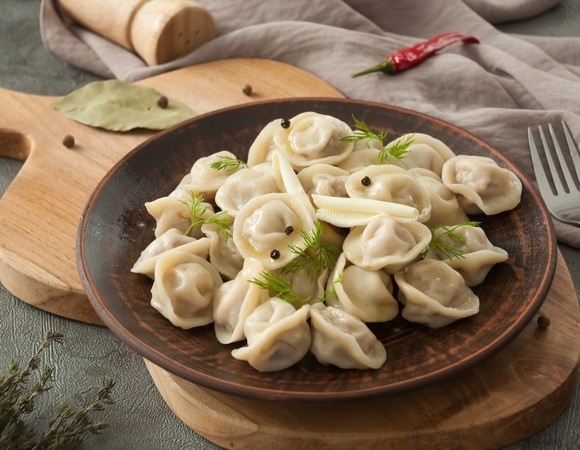 Что сделать, чтобы пельмени не слипались? Полезная хитрость упростит приготовление блюда