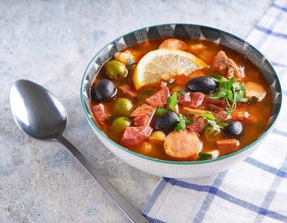 Секрет наваристой солянки от шеф-повара — так готовится идеальное блюдо для январских выходных Секрет наваристой солянки от шеф-повара — так готовится идеальное блюдо для январских выходных