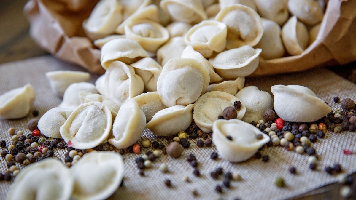 В какую воду бросать пельмени, нужно ли их размораживать и когда солить — разбираемся в нюансах