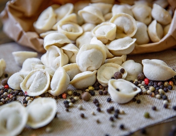 В какую воду бросать пельмени, нужно ли их размораживать и когда солить — разбираемся в нюансах В какую воду бросать пельмени, нужно ли их размораживать и когда солить — разбираемся в нюансах