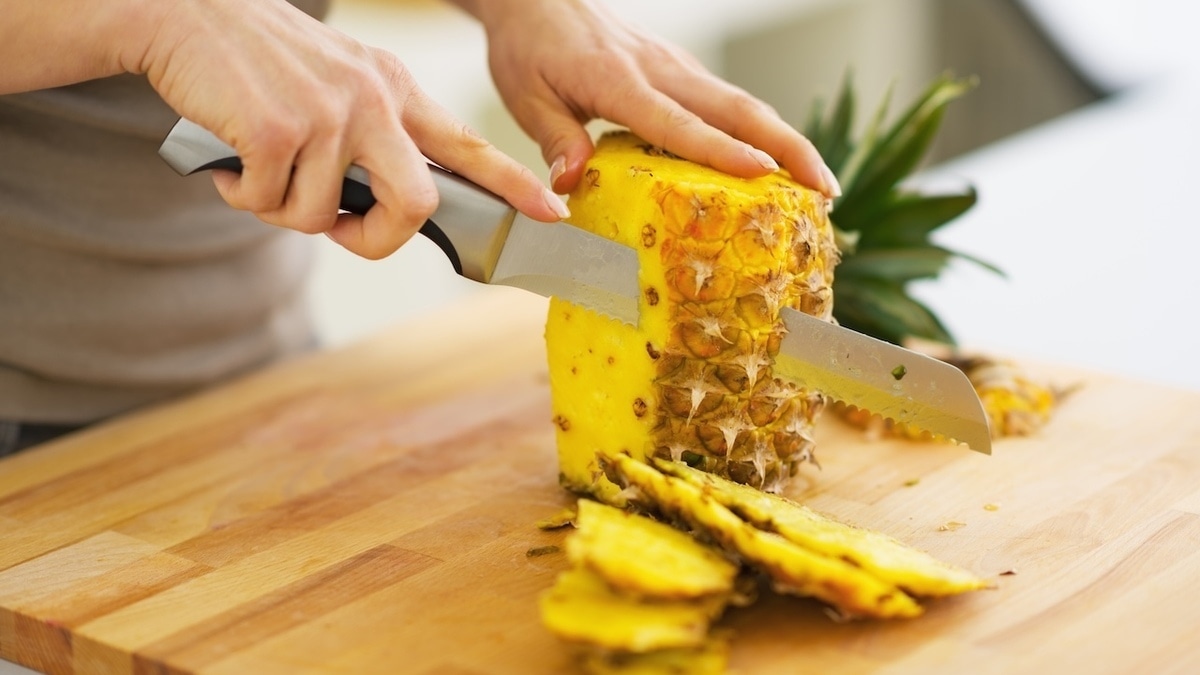 Как быстро почистить ананас — лайфхак с ножом и без ножа