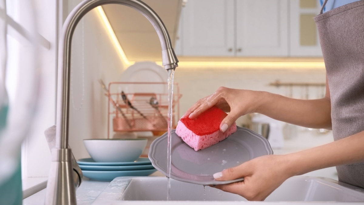 Бактерии по всей кухне: эту ошибку многие хозяйки допускают при мытье посуды