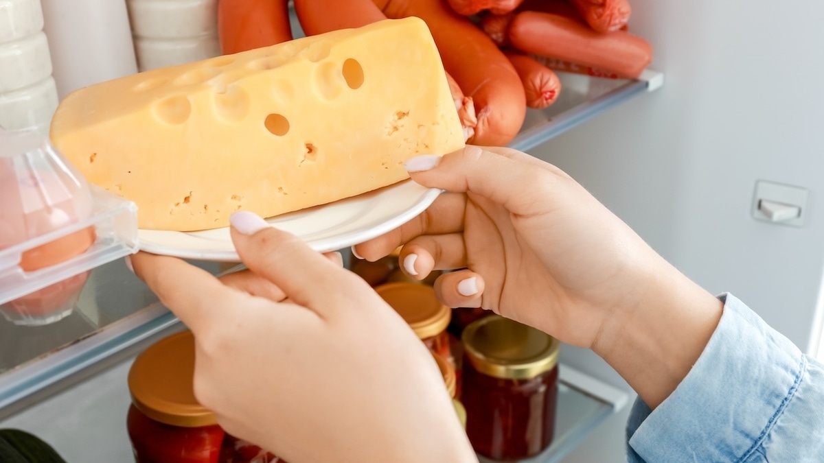 Почему сыр нельзя хранить в пищевой пленке и оставлять в дверце холодильника — послушайте экспертов 