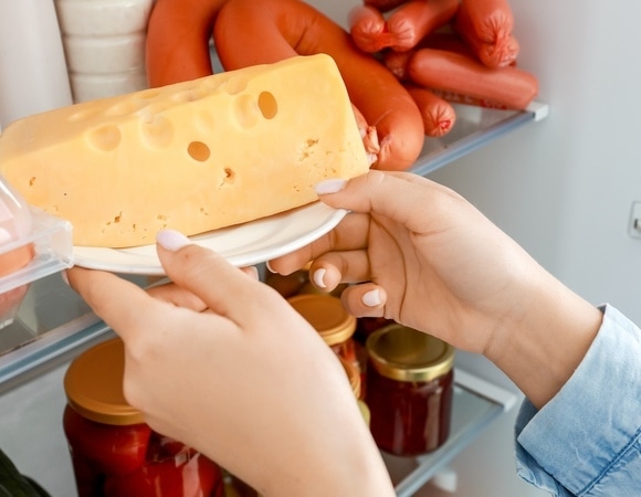 Почему сыр нельзя хранить в пищевой пленке и оставлять в дверце холодильника — послушайте экспертов Почему сыр нельзя хранить в пищевой пленке и оставлять в дверце холодильника — послушайте экспертов