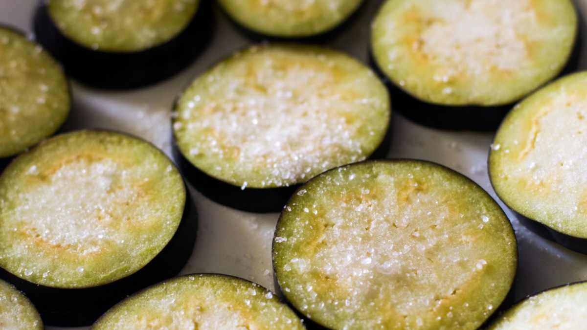 Подумываете о бессолевой диете? Вот чем можно заменить «белый яд» в привычных блюдах