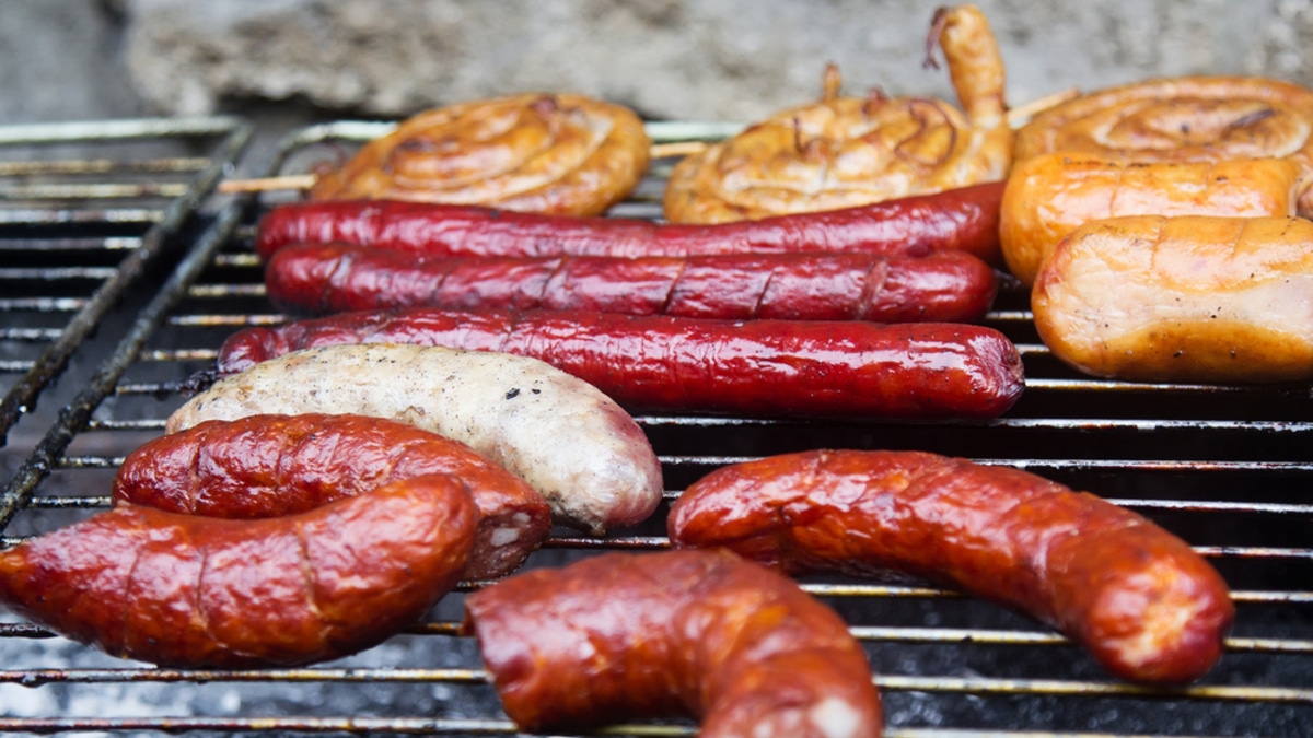 Насчет вреда понятно, а есть ли польза в колбасе и сосисках?