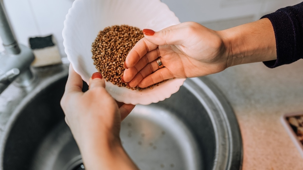 Пренебрегать важным этапом нельзя: какие крупы нужно замачивать, а какие достаточно только промыть 