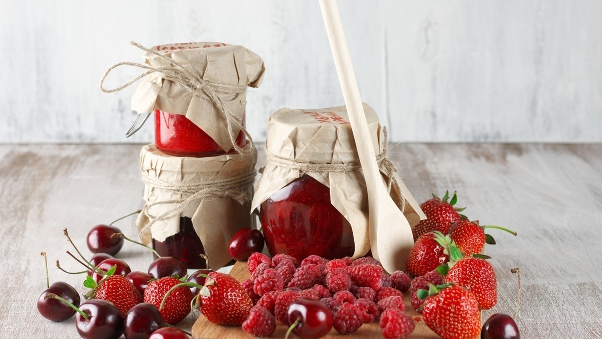 Доктор Мясников назвал продукты, которые помогут при подагре — начните с ягод