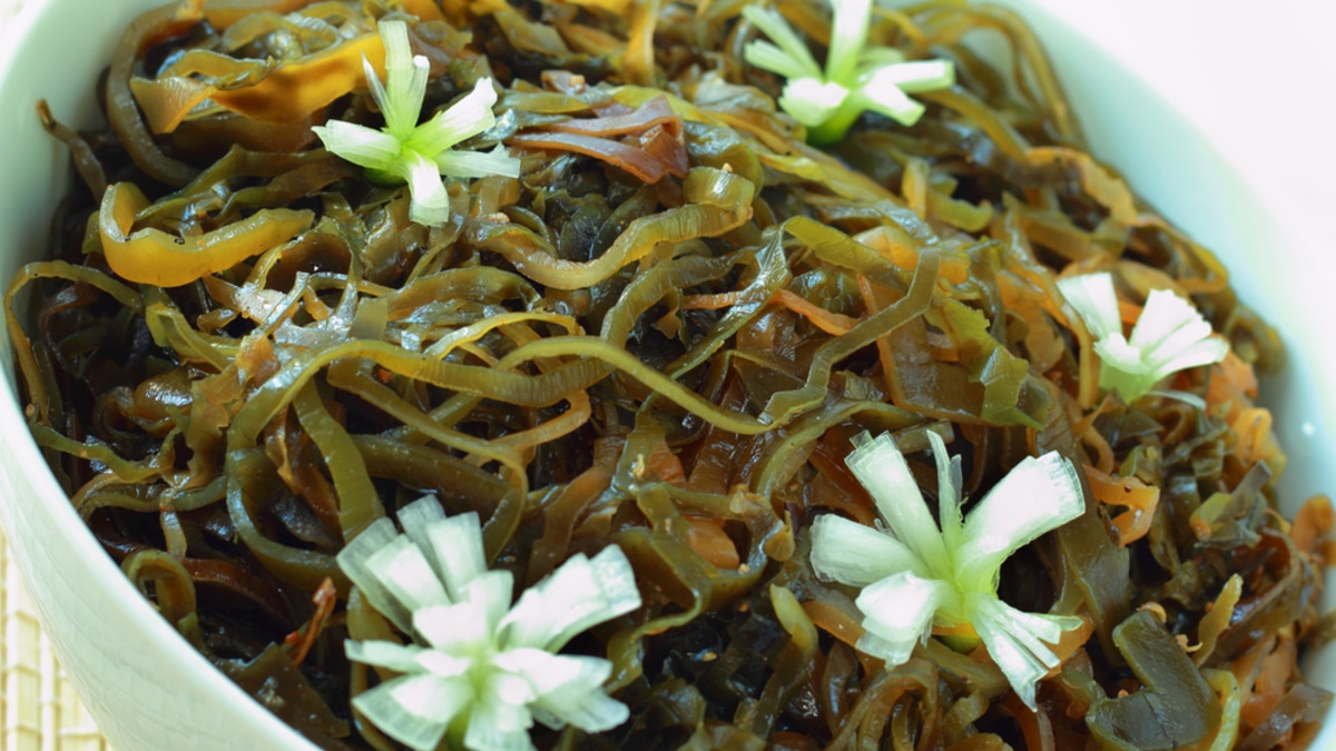 Проще некуда: готовим салат из морской капусты, который можно есть с утра до вечера 