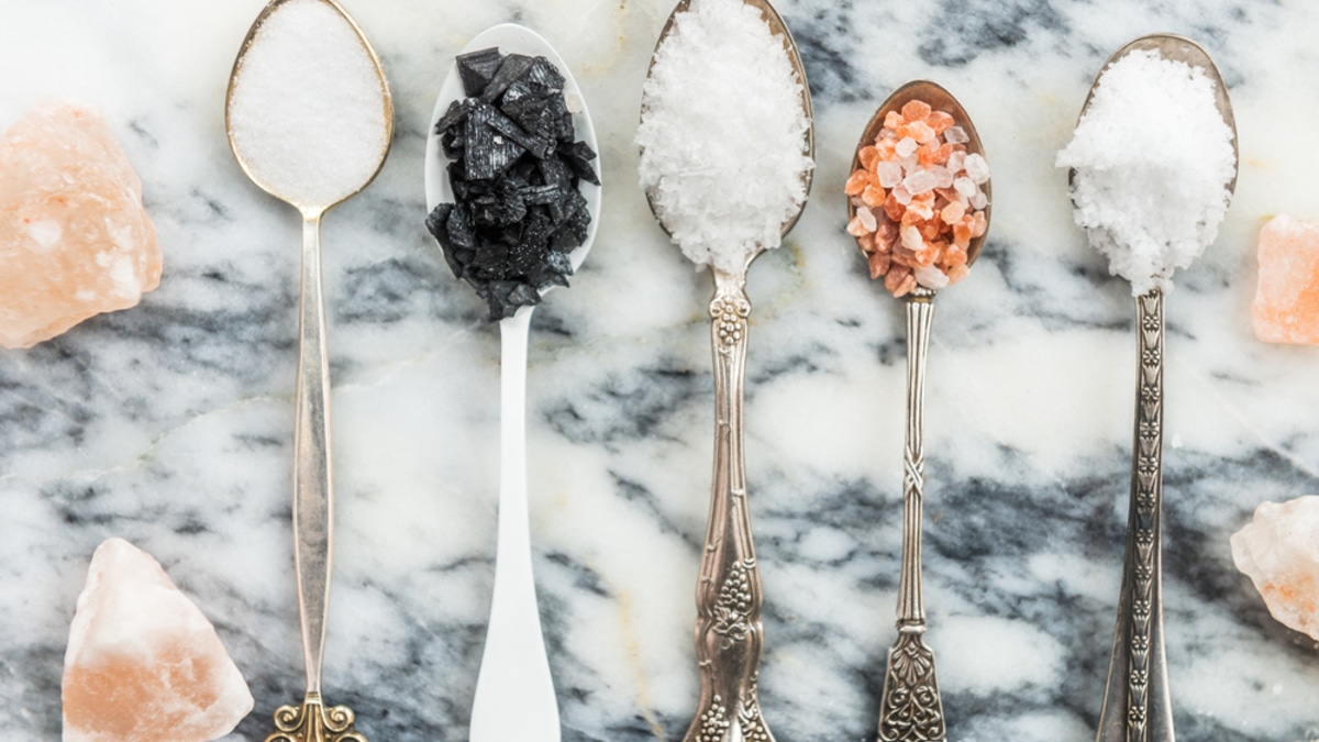 Недосол на столе, а пересол на спине: как выбрать правильную соль и какая соль может навредить Недосол на столе, а пересол на спине: как выбрать правильную соль и какая соль может навредить