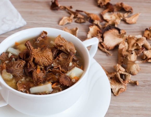 Ядовитый бульон: стало известно, из каких съедобных грибов нельзя варить суп