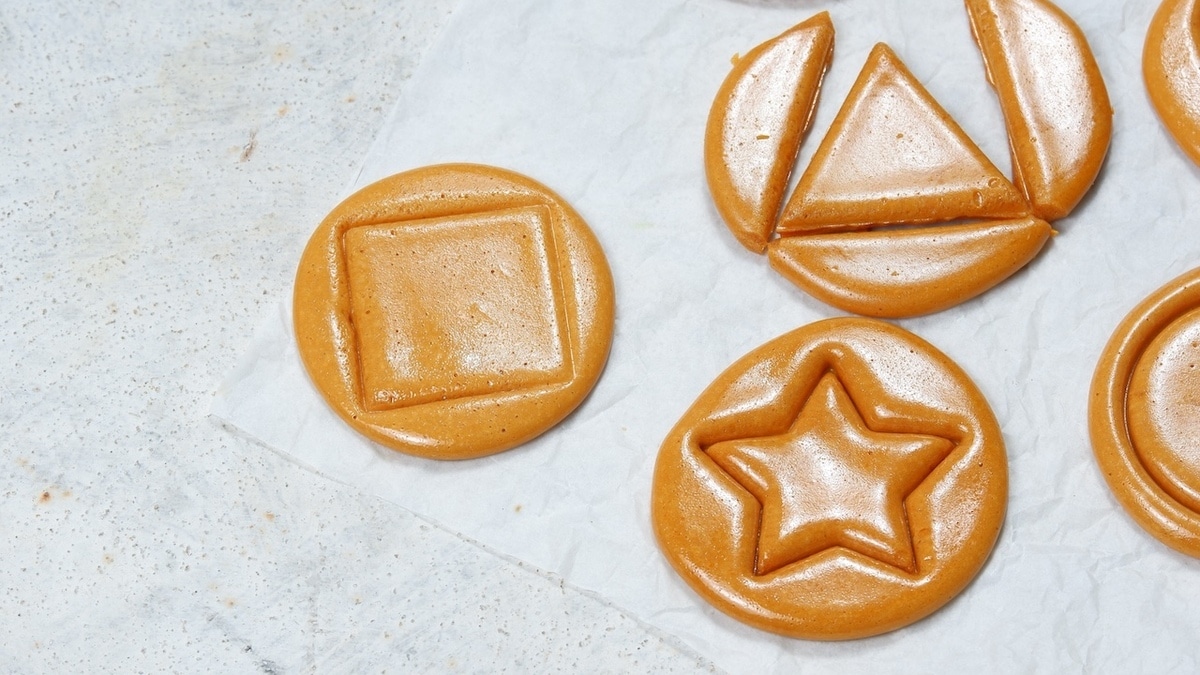 Нашли рецепт сахарных сот из «Игры в кальмара» — и вкусный десерт, и занятие на вечер
