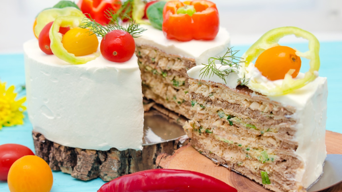 Идеальная подача белка и клетчатки: рецепт торта из куриной грудки с творожно-овощным кремом