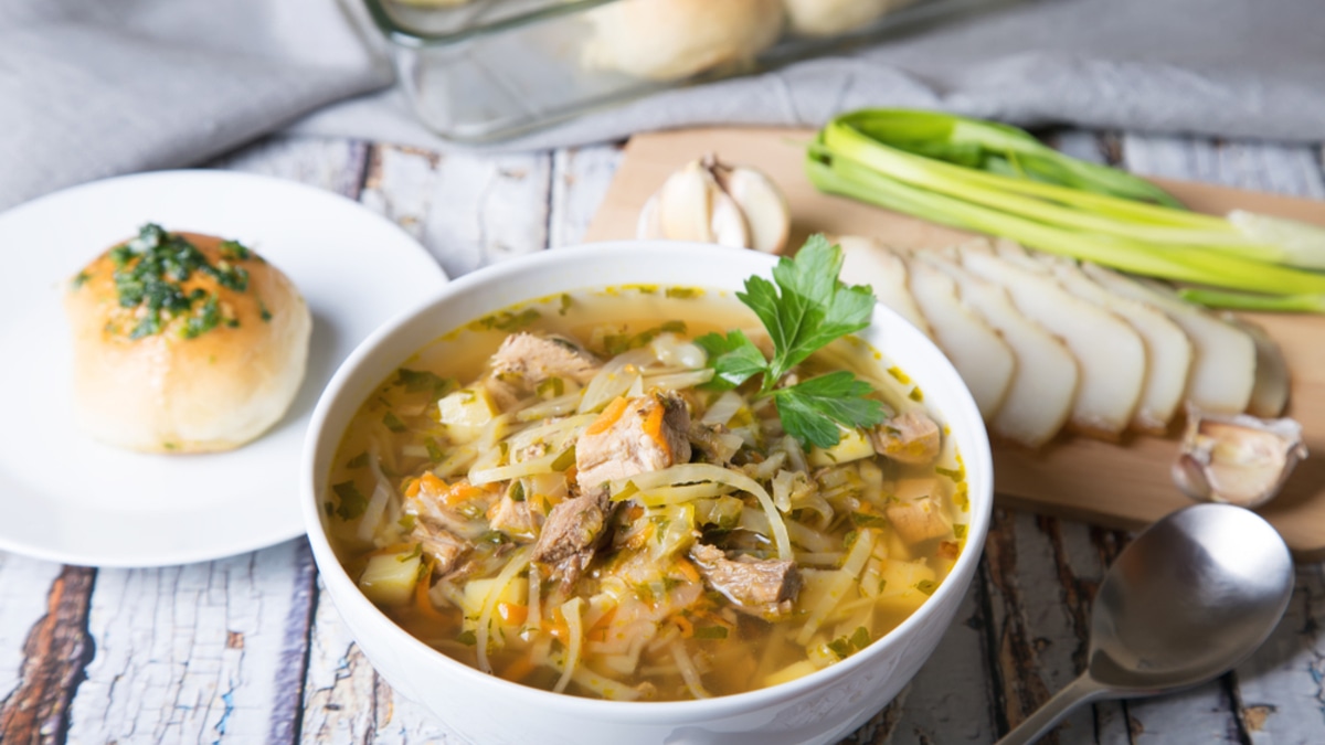 Что в первую очередь класть в щи: капусту или картошку?