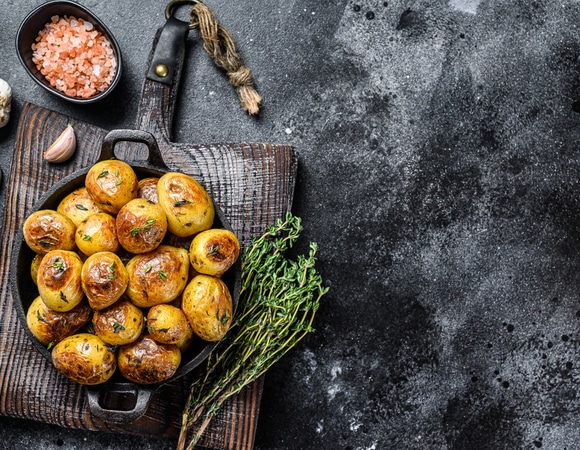 Обед без картошки — словно свадьба без гармошки: 5 оригинальных рецептов любимого гарнира