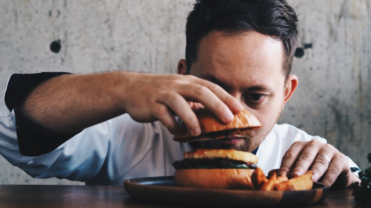 Бургеролог и выниматель мозгов — топ самых необычных гастропрофессий Бургеролог и выниматель мозгов — топ самых необычных гастропрофессий