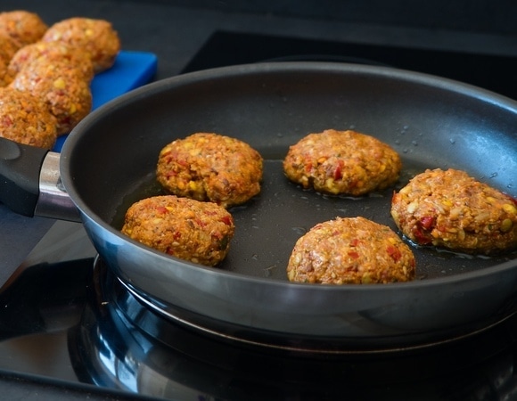 С румяной корочкой, но без лишнего жира: 4 безопасных способа пожарить мясо, рыбу и овощи