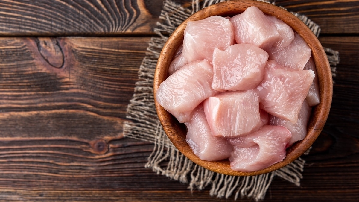 Что произойдет с организмом, если съесть сырую курицу? Лучше так не делать 