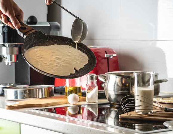 Тонкое кружево на сковороде — как замесить тесто на блины без муки Тонкое кружево на сковороде — как замесить тесто на блины без муки