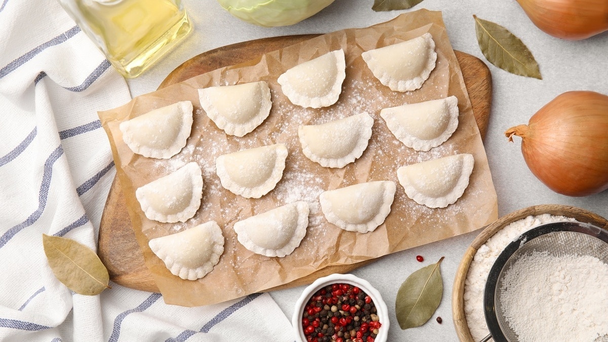 Как замесить тесто на вареники: если добавить эти ингредиенты, то блюдо точно получится Как замесить тесто на вареники: если добавить эти ингредиенты, то блюдо точно получится