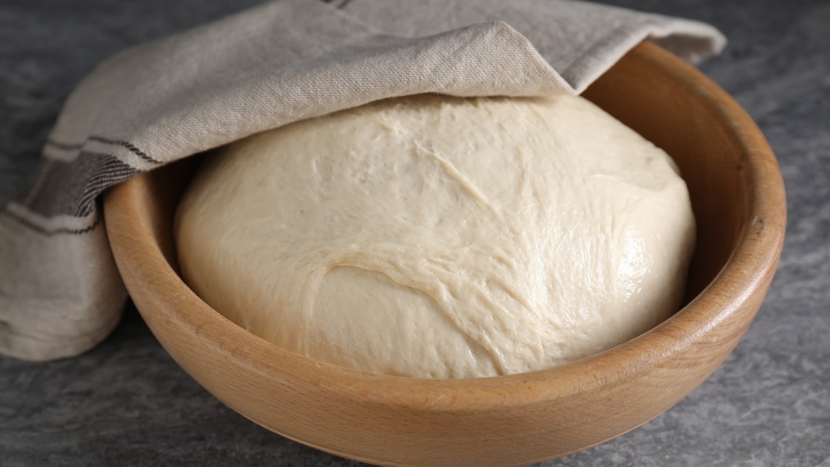 Нашли универсальный рецепт дрожжевого теста — такое подойдет для всего