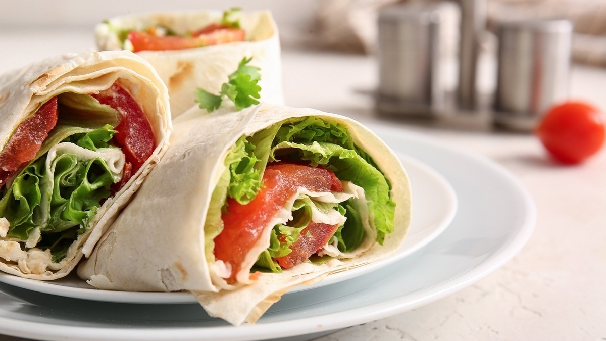 Как завернуть лаваш с начинкой — оригинальный рулет за пару минут