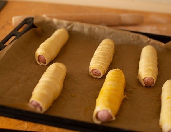 Как завернуть сосиску в дрожжевое тесто — рассказываем про три самых популярных способа Как завернуть сосиску в дрожжевое тесто — рассказываем про три самых популярных способа