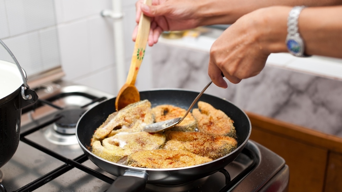 Как жарить рыбу на сковороде — получится с корочкой и не слишком «масляная»