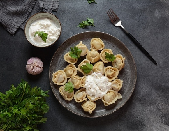 Как замешать тесто на пельмени — раскрываем главный секрет идеальной консистенции