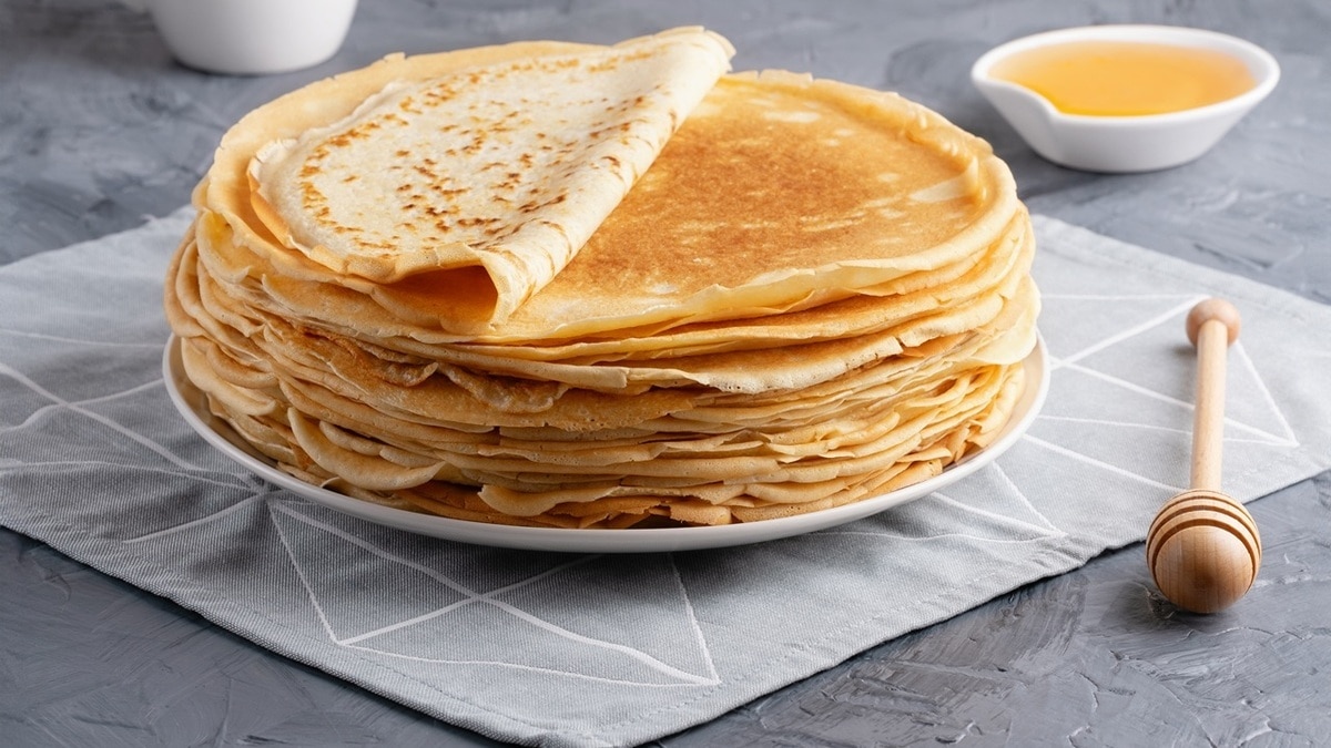 Как лучше всего замешивать тесто на блины — так они не будут рваться и прилипать к сковороде