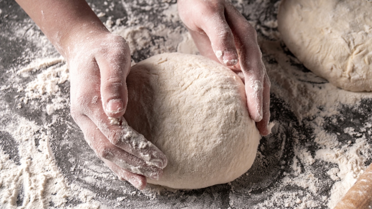 Как хранить тесто правильно: песочное, заварное и бисквитное «живут» в холоде совершенно по-разному