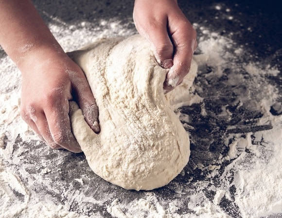 Как раскатать тесто без скалки — раскрываем полезные лайфхаки помимо бутылки с водой Как раскатать тесто без скалки — раскрываем полезные лайфхаки помимо бутылки с водой