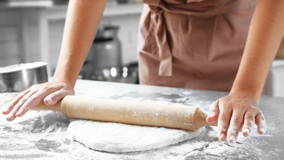 Выпечка без нервотрепки: тонко раскатать тесто не составит труда, если знать этот простой лайфхак