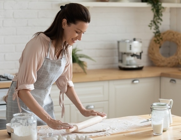 Как раскатать тесто на домашнюю лапшу — не порвется и не прилипнет к скалке Как раскатать тесто на домашнюю лапшу — не порвется и не прилипнет к скалке