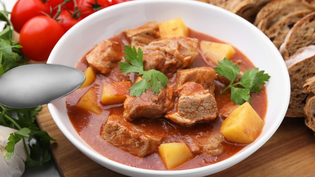 Как потушить картошку с мясом — вспомнили классический рецепт от наших бабушек