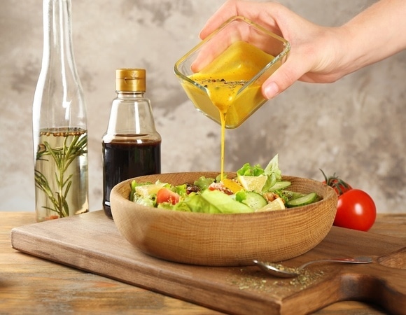 Блогер раскрыла свой фирменный рецепт заправки для салата — «просто масло» и «просто майонез» в прошлом