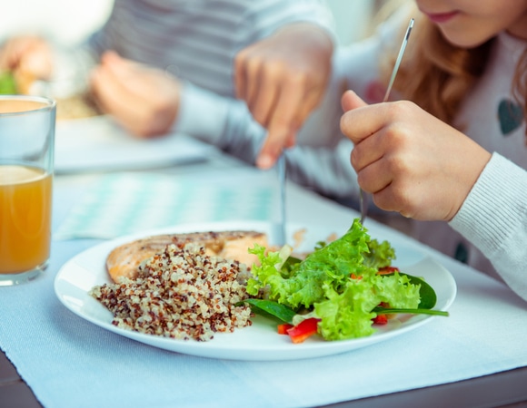 Почему в Индии едят руками, а в Японии – палочками? Культура питания разных стран