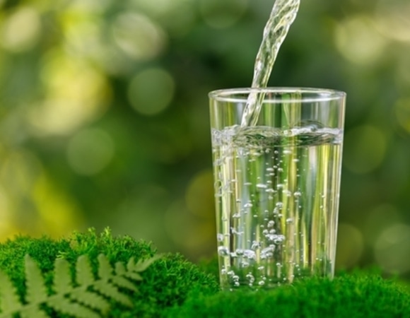 Обрушилась магнитная буря — призываем на помощь воду: какой питьевой режим облегчит жизнь метеозависимым