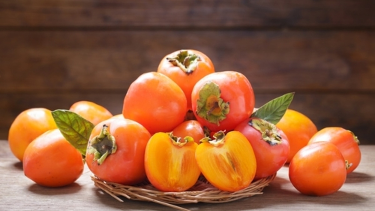 Серьезный случай: что случилось с мужчиной, который съел 10 плодов хурмы за раз