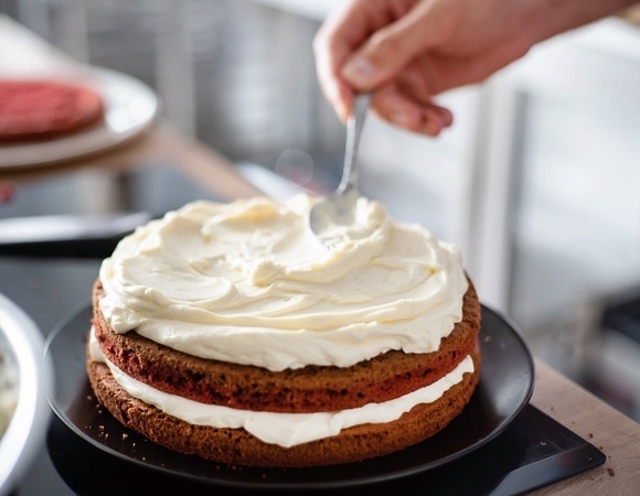 Как быстро приготовить вкусный крем для торта — вот он, всего из 3 ингредиентов! 