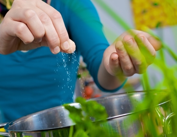 Зачем мексиканцы кладут соль на язык перед едой — объяснение довольно простое Зачем мексиканцы кладут соль на язык перед едой — объяснение довольно простое