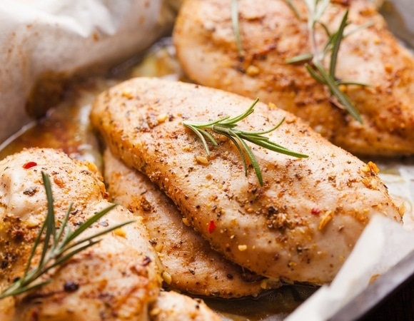 Названы самые полезные способы приготовить курицу — без лишних калорий и канцерогенов 