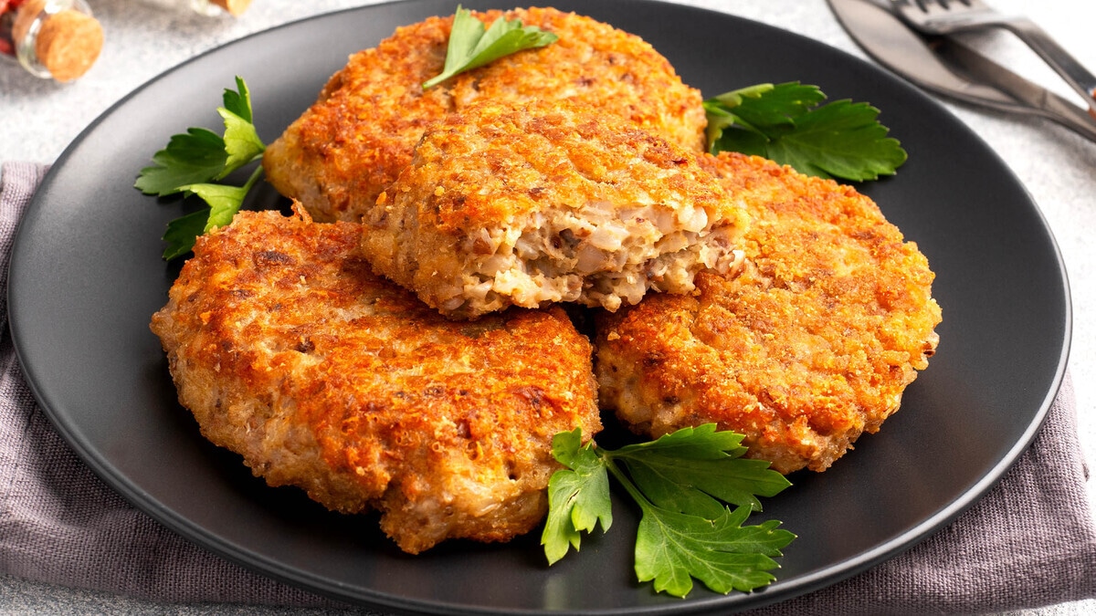 Доктор Мясников назвал котлеты полезным блюдом — если изменить состав фарша правильным образом  