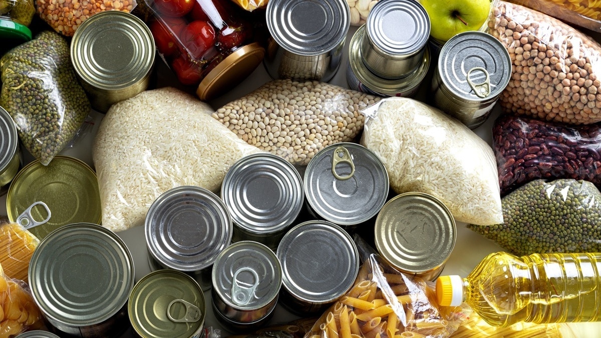 Если дорого здоровье: доктор Мясников рассказал, как обезвредить консервы — и не только рыбные 