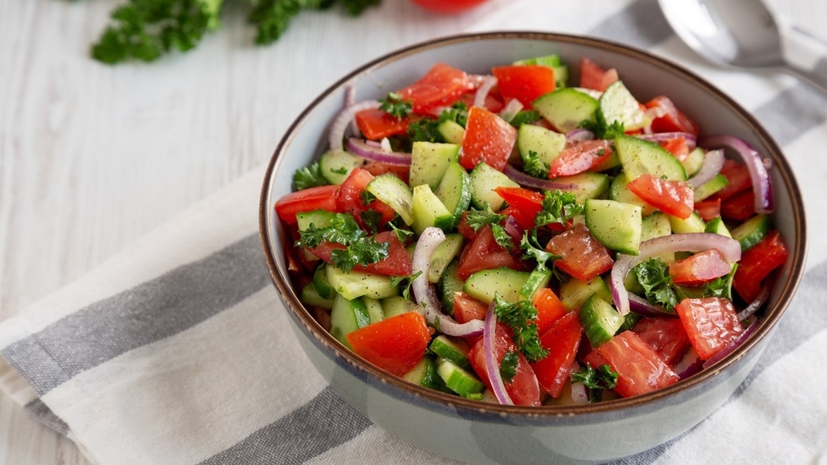 Самый знаменитый тандем овощей: что не так с салатом из огурцов и помидоров? 