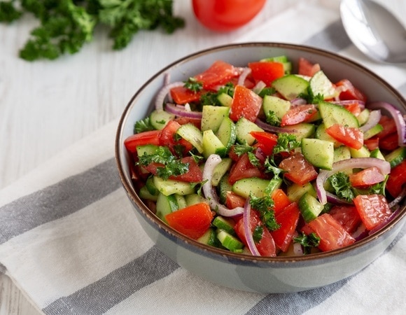 Самый знаменитый тандем овощей: что не так с салатом из огурцов и помидоров? 