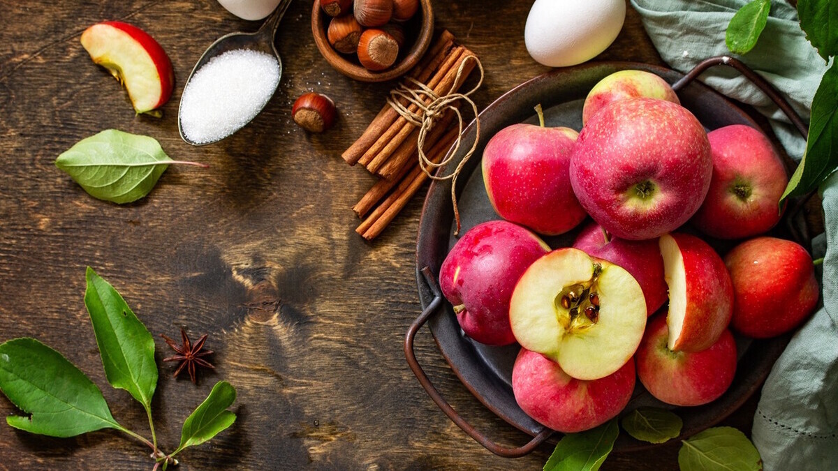 Лучше не грызть: доктор Мясников рекомендует готовить яблоки — и вкусно, и полезно