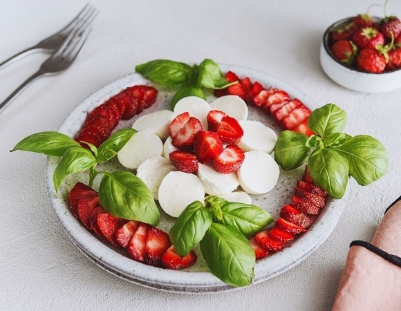 Рецепты на 14 февраля — капрезе с клубникой никого не оставит равнодушным Рецепты на 14 февраля — капрезе с клубникой никого не оставит равнодушным