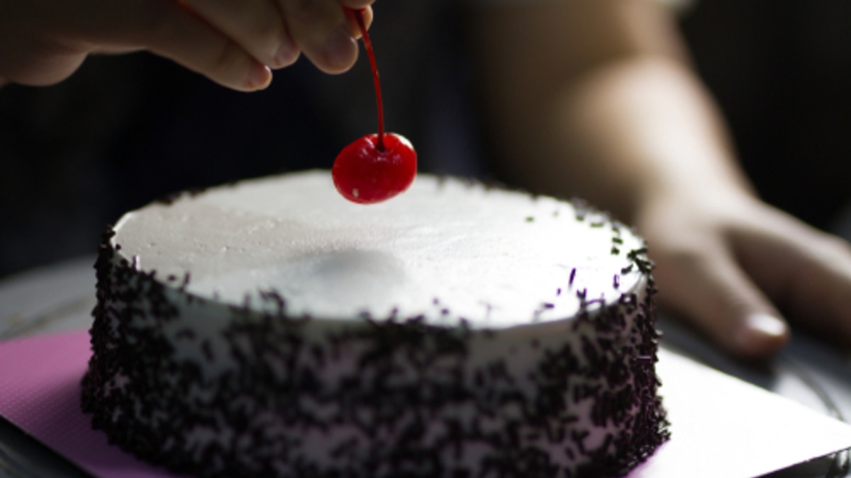 А теперь... вишенка на торт! Как делают это яркое украшение для десертов? А теперь... вишенка на торт! Как делают это яркое украшение для десертов?