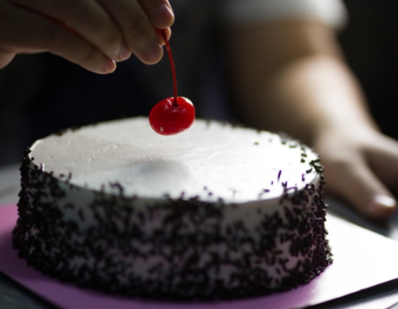 А теперь... вишенка на торт! Как делают это яркое украшение для десертов? А теперь... вишенка на торт! Как делают это яркое украшение для десертов?